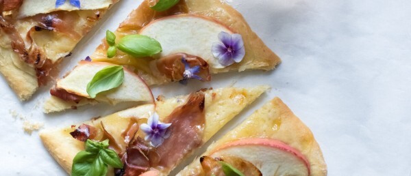 PINK LADY® APPLE, CHEDDAR AND PROSCIUTTO FLATBREAD